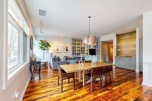 Mountain view condo with gas fireplace, washer/dryer, central AC