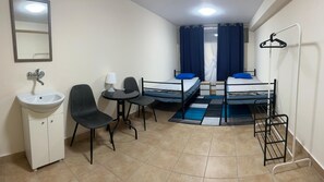 基础双人房或双床房, 庭院景观 | 笔记本电脑工作区、免费 WiFi
