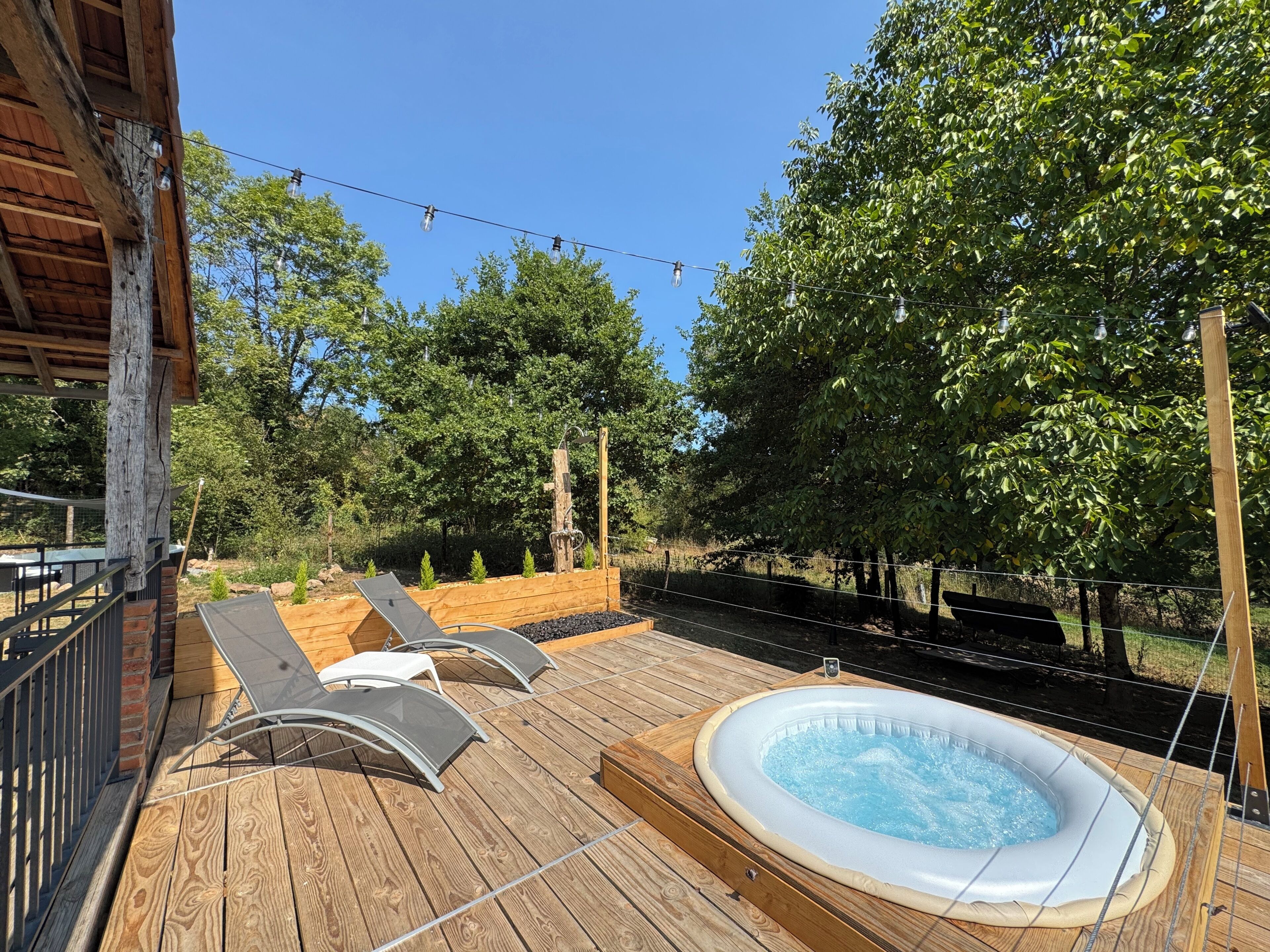 Outdoor spa tub