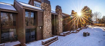 Comfortable townhome with amazing views, private sauna, deck & WIFI