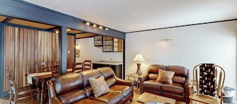 Comfortable townhome with amazing views, private sauna, deck & WIFI
