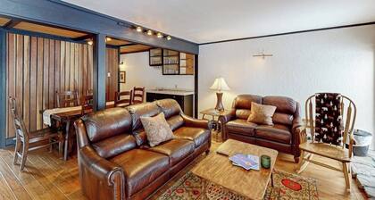 Comfortable townhome with amazing views, private sauna, deck & WIFI