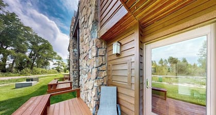 Cozy townhome with fireplace, deck, WIFI, mountain views, great location