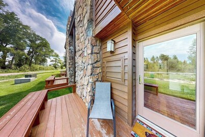 Cozy townhome with fireplace, deck, WIFI, mountain views, great location