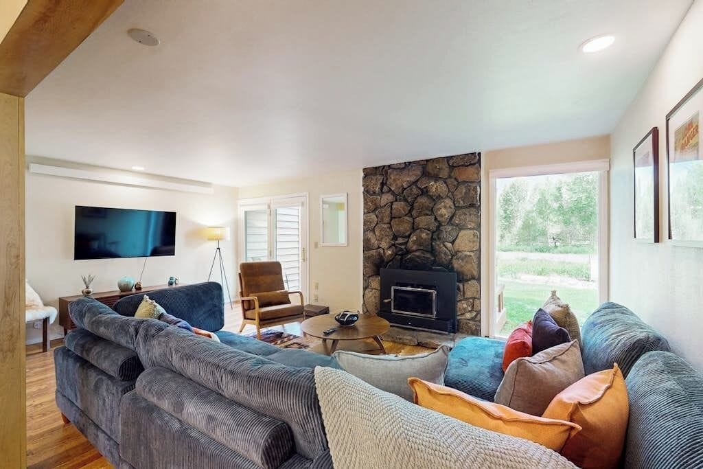 Cozy Townhome With Fireplace, Deck, Wifi, Mountain Views, Great Location - Jackson, WY