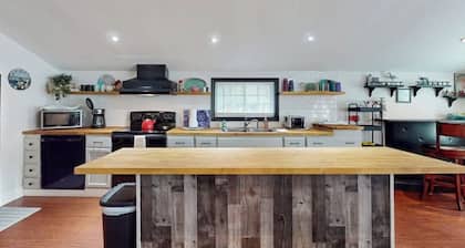 Fun Family House w/Free WiFi and Furnished Patio - Short Walk to the Beach