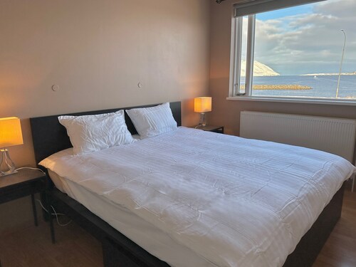 Large 2 bedroom loft with sea and mountain views