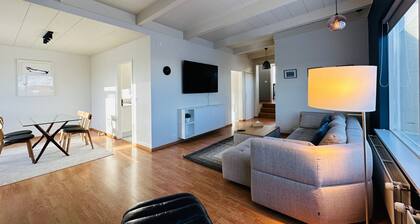 Large 2 bedroom loft with sea and mountain views