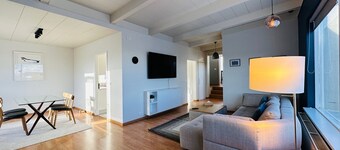Large 2 bedroom loft with sea and mountain views