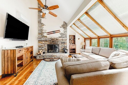 Hawk Mountain retreat near Okemo with wifi, washer/dryer & deck