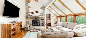 Hawk Mountain retreat near Okemo with wifi, washer/dryer & deck