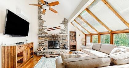 Hawk Mountain retreat near Okemo with wifi, washer/dryer & deck
