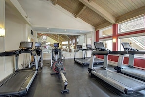Ein Fitnessstudio mit Laufbändern, Crosstrainern und Ergometer.