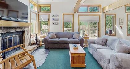Cozy condo w/ golf course views, pet-friendly, balcony, bbq, fireplace, mudroom