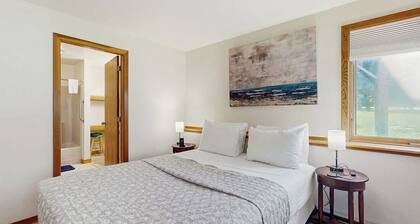 Cozy condo w/ golf course views, pet-friendly, balcony, bbq, fireplace, mudroom