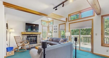 Cozy condo w/ golf course views, pet-friendly, balcony, bbq, fireplace, mudroom