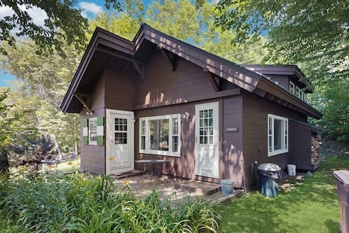 Dog-friendly & charming mountain chalet w/ fireplace