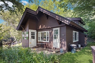 Dog-friendly & charming mountain chalet w/ fireplace