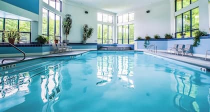 Ski-in/out sunrise condo with pool & hot tub - great ski retreat