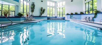 Ski-in/out sunrise condo with pool & hot tub - great ski retreat