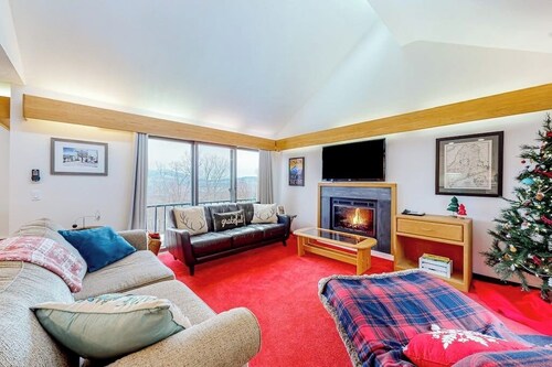 Ski-in/ski-out mountainside townhouse w/fireplace, fast WiFi, washer/dryer