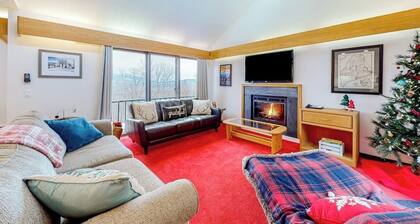 Ski-in/ski-out mountainside townhouse w/fireplace, fast WiFi, washer/dryer