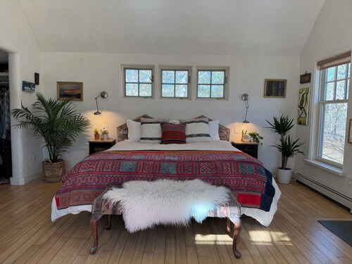 Charming 3-bedroom farmhouse in tranquil West Tisbury near bike path & beaches