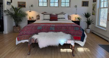 Charming 3-bedroom farmhouse in tranquil West Tisbury near bike path & beaches