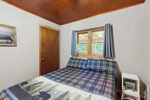 Desk, free WiFi, bed sheets - Belgrade Lakes getaway with private swim dock, outdoor living, & canoe/kayaks (Belgrade)