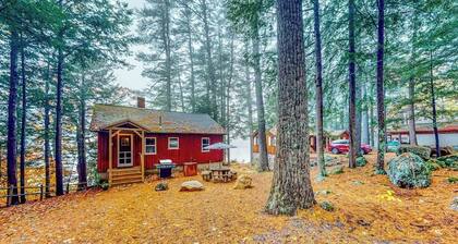 Lakefront camp with cozy cottage-style interior and board games - kayaks welcome