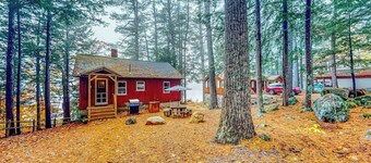 Lakefront camp with cozy cottage-style interior and board games - kayaks welcome