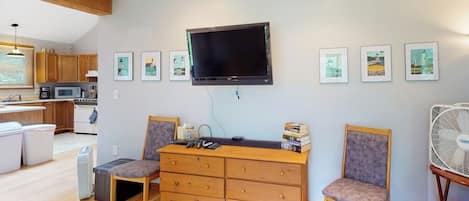 Fernseher, Kamin, Bücher