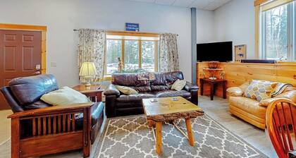 Cozy, ground-floor duplex retreat with direct shuttle service to Sugarloaf