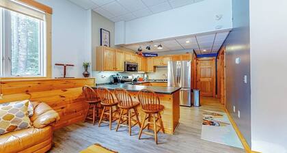 Cozy, ground-floor duplex retreat with direct shuttle service to Sugarloaf