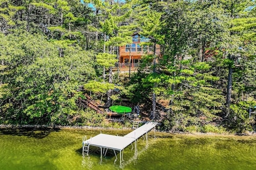 Lakefront home with lovely lake views - one mile from the casino