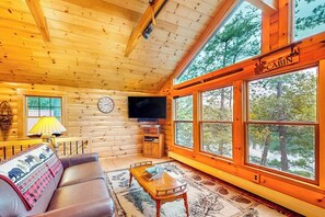 TV, stereo - Lakefront home with lovely lake views - one mile from the casino (Oxford)