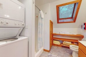 Shower, hair dryer, towels - Charming Lakefront Apartment with Stunning Views and Cozy Amenities (Denmark)