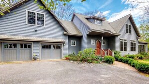 Exterior - Spacious home with sunroom, yard, & fireplace - close to town & sites (Cape Neddick)
