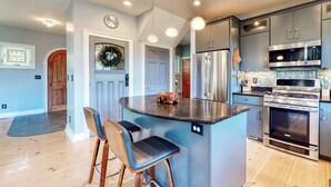 Coffee/tea maker, fridge, microwave, oven - Spacious home with sunroom, yard, & fireplace - close to town & sites (Cape Neddick)