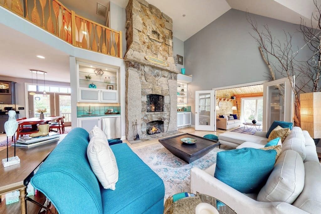 TV, fireplace, ping pong, books