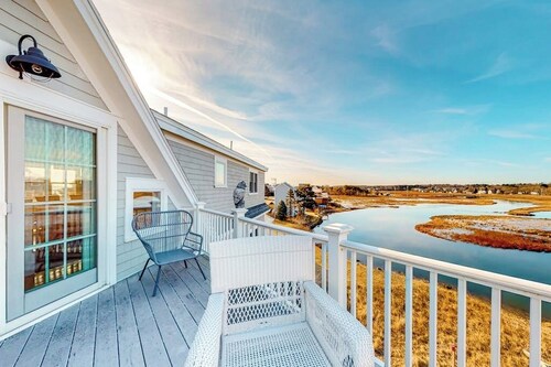 Lovely oceanfront home with balcony, central AC, & washer/dryer
