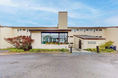 Skiers condo, walk-out to ground level, near the slopes, walk to lifts, wifi, TV