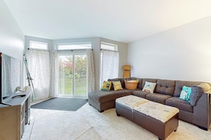 TV - Skiers condo, walk-out to ground level, near the slopes, walk to lifts, wifi, TV (Warren)