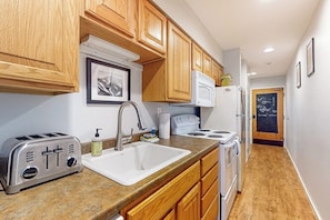 Fridge, microwave, oven, stovetop - Skiers condo, walk-out to ground level, near the slopes, walk to lifts, wifi, TV (Warren)
