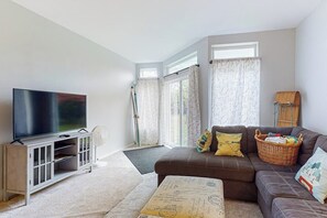 TV - Skiers condo, walk-out to ground level, near the slopes, walk to lifts, wifi, TV (Warren)