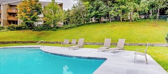 Ski-in/ski-out condo w/ balcony, mountain and valley views, pool, fireplace