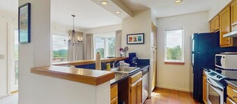 Ski-in/ski-out condo w/ balcony, mountain and valley views, pool, fireplace