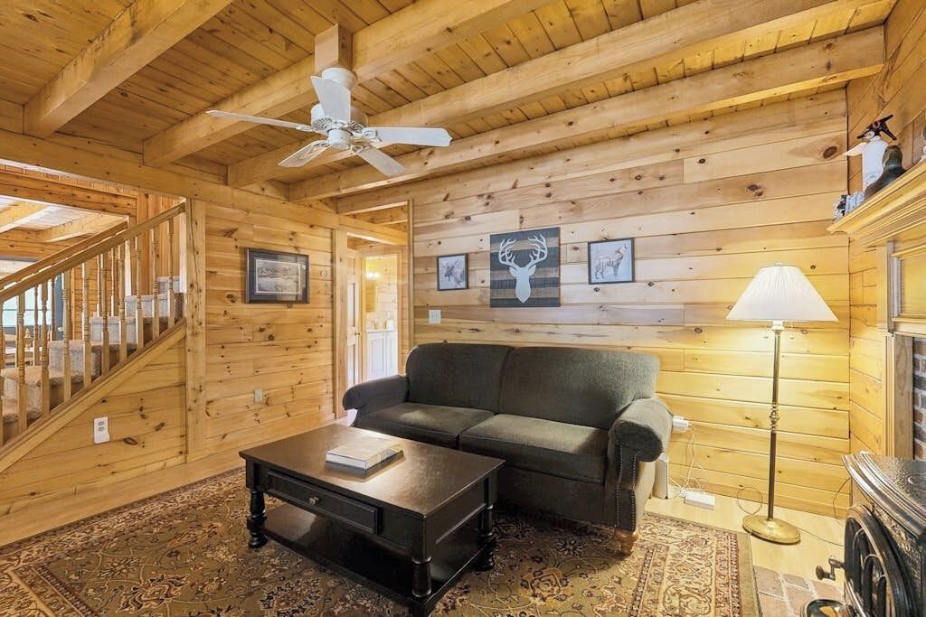 Un intérieur en bois avec un canapé, une table basse et une cheminée.