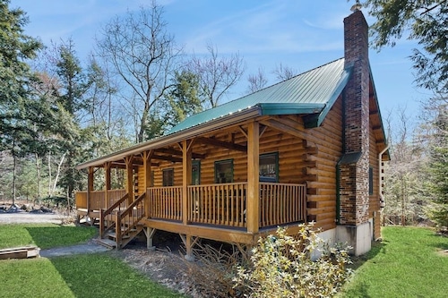 Charming Log Cabin w/ Free WiFi plus a Community Pool, Tennis, & Clubhouse