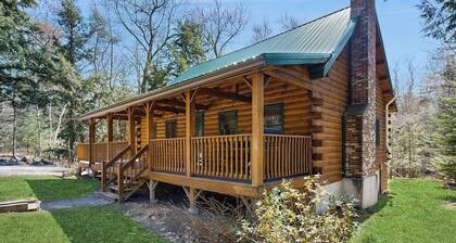 Charming Log Cabin w/ Free WiFi plus a Community Pool, Tennis, & Clubhouse